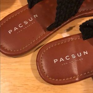 Pacsun black flip flops